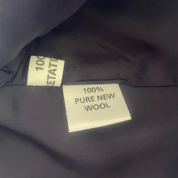 Avoca Collection | 2 piece skirt suit. Classic. Ireland. 100% pure wool. Large - Picture 14 of 15